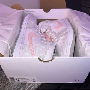 New Jordan 1 SE White and Pink Sneakers Modern Silhouette